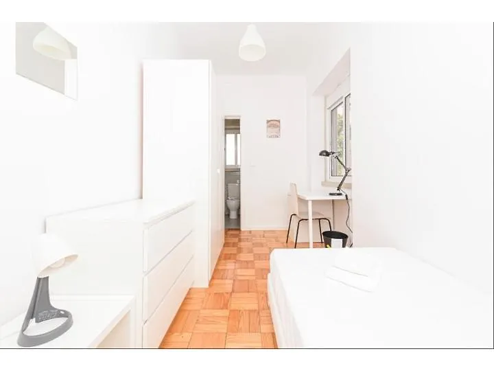 Houze_Central Lisbon 4 Room Flat شقة